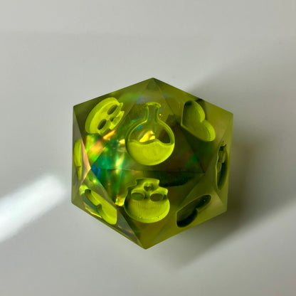 opaque green d20 death save critical success