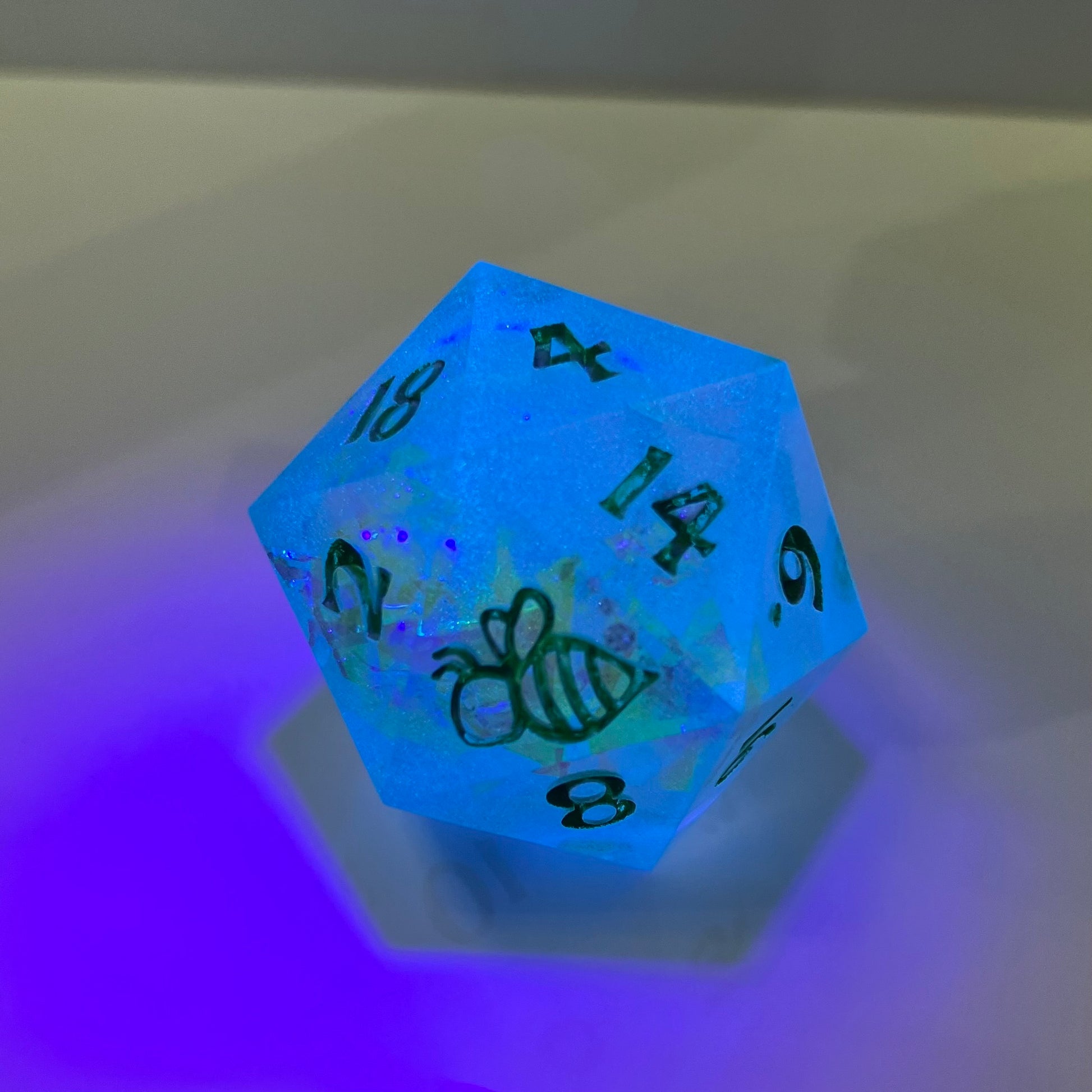 24mm Large d20 glowing in the dark