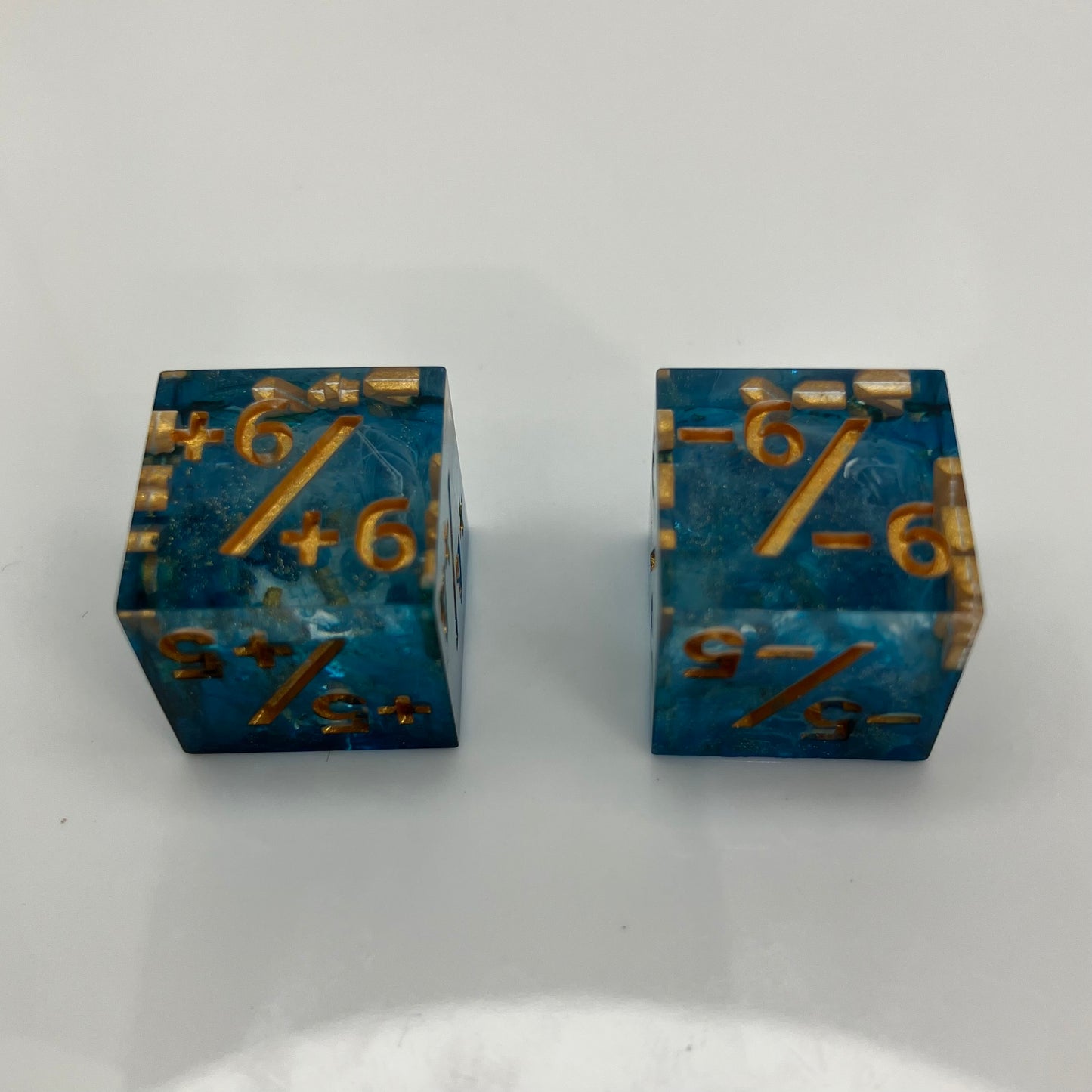 clear to blue d6 with positive and negative counters on them for MTG